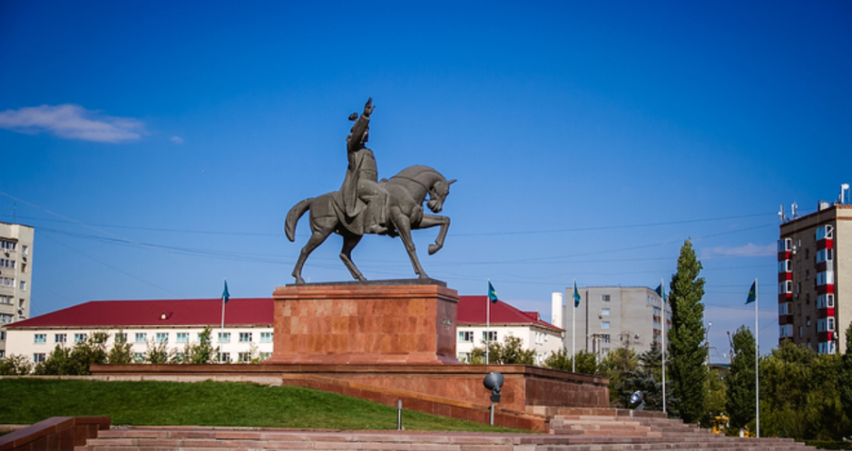 Абулхаир Хан памятник. Памятник Абулхаир хана Актобе. Актобе Абулхаир хана дом 1. Акимат Актобе. Абилкайыр хана актобе